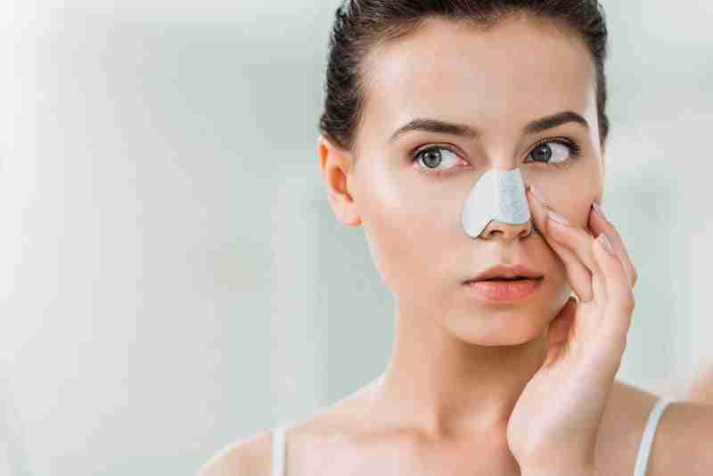 Bác sĩ trả lời: Nâng mũi xong có đeo kính được không?