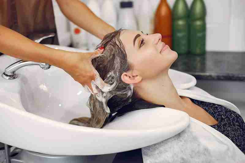 2 cách gội đầu sau khi nâng mũi để không ảnh hưởng vết mổ