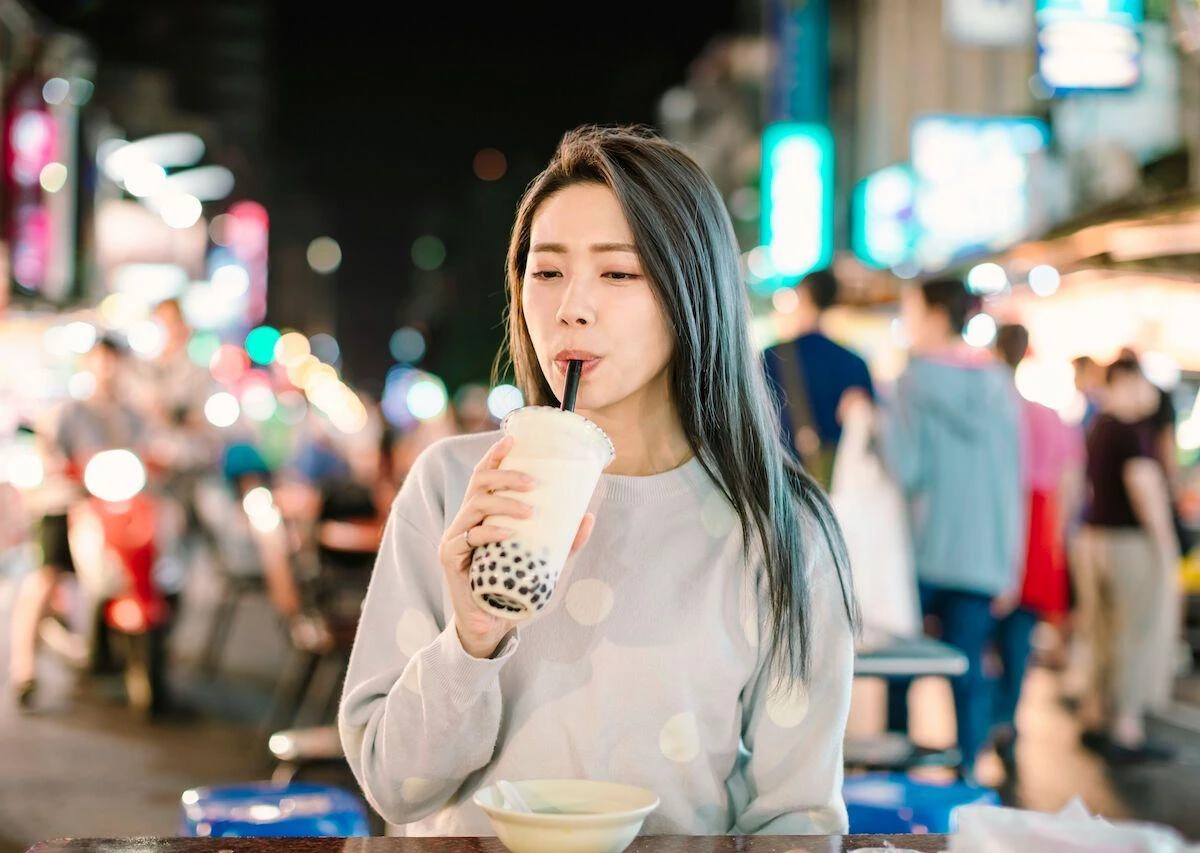 Bác sĩ giải đáp: Cắt mí mắt uống trà sữa có sao không?