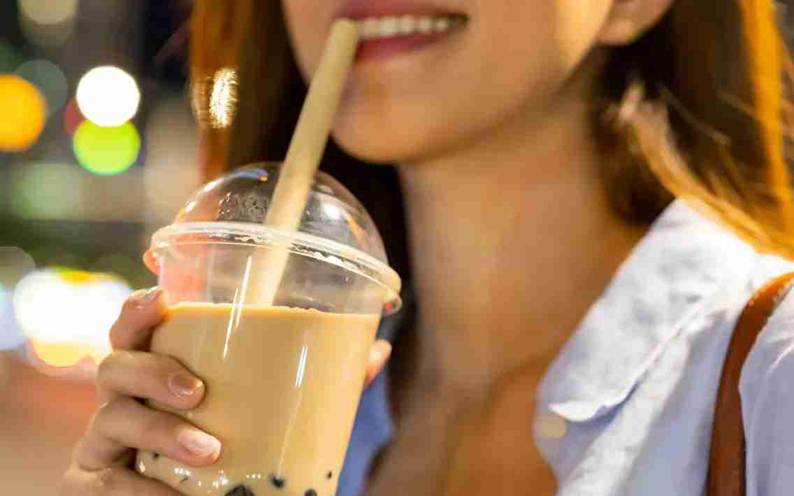 Bác sĩ giải đáp: Nâng mũi uống trà sữa có sao không?