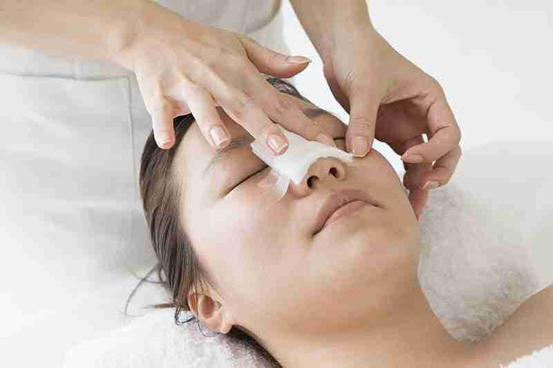 Cắt chỉ sau nâng mũi có đau không? Có nên tự cắt chỉ?