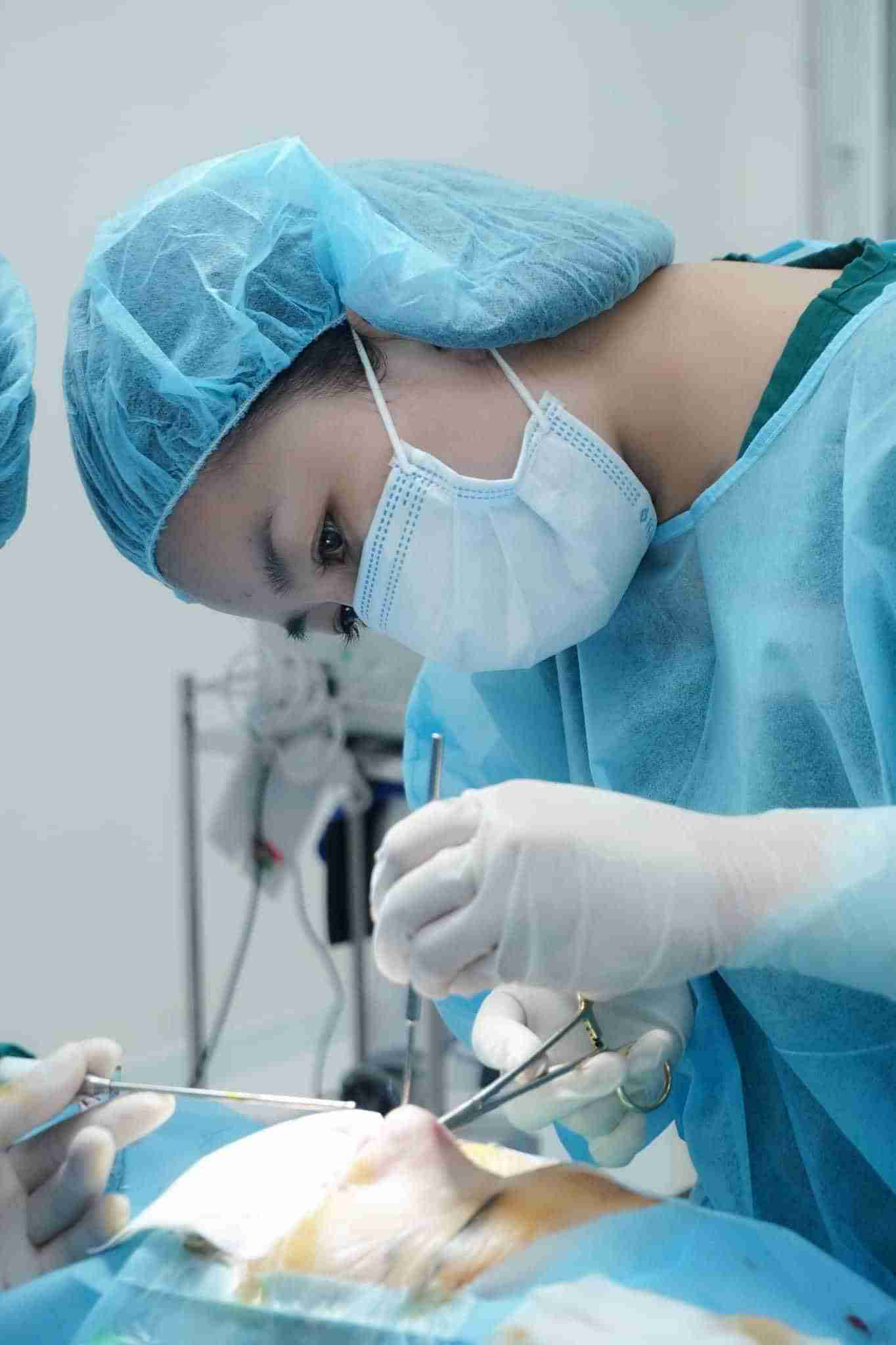 Giải đáp: Nâng mũi trung bì mỡ có đau không?