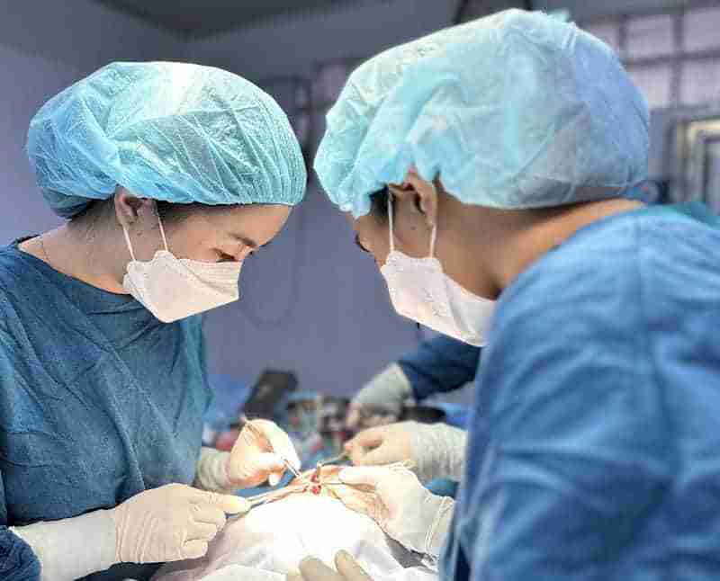 Giải đáp: Nâng mũi sau 2 tháng bị sưng có sao không?