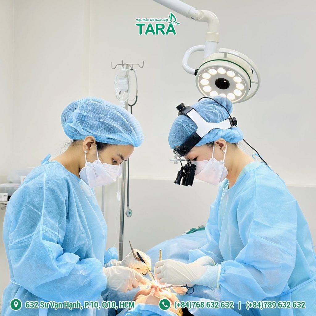 Phân biệt nâng mũi ứng dụng đeo kính lúp siêu vi phẫu và nâng mũi thường
